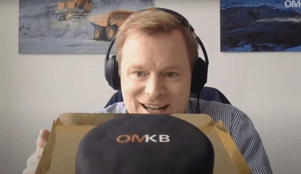 Sven Schmidt über Europas größte Verkaufsplattform für Gebrauchtmaschinen Sven Schmidt mit einem Kuchen der OMKB