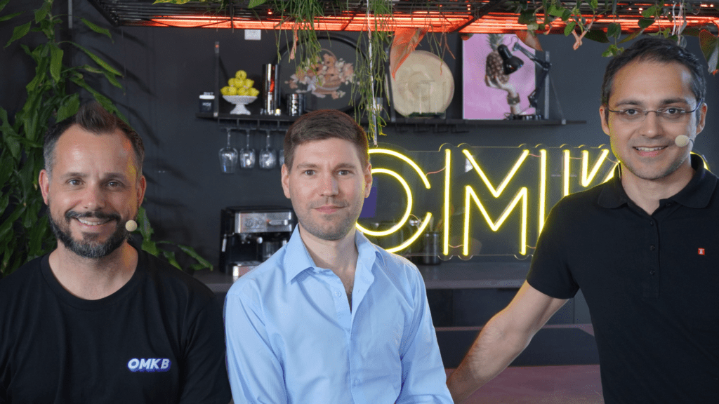 Maximilian Modl mit den OMKB-Hosts Mario Rose und Schahab Hosseiny
