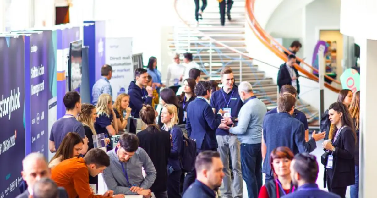 Networking in der Expo-Area der OMKI 2026